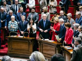 El gobierno francés cae en una histórica moción de censura a medida que se profundiza la crisis política.