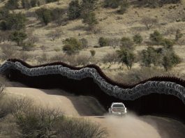 Calor, buitres y rosarios: un recorrido por el muro fronterizo de Arizona con México