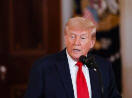 Trump dice que no ha cometido errores a pesar de la caída de la economía y las calificaciones de aprobación