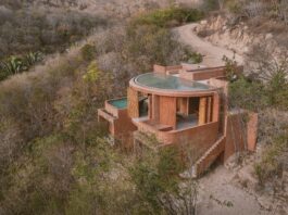 Construida sobre una pendiente, esta casa de vacaciones inspirada en las formas caprichosas del cangrejo se esconde en la ladera para ofrecerte las mejores puestas de sol (con chapuzón incluido)